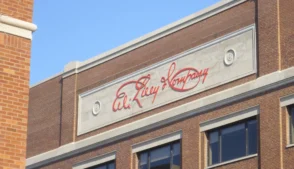 A farmacêutica americana Eli Lilly firmou um acordo de US$ 2,75 bilhões (R$ 14,47 bilhões) com a Insilico Medicine, empresa com ações listadas em Hong Kong, para levar ao mercado global medicamentos desenvolvidos com inteligência artificial.