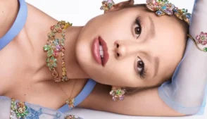 A Swarovski avança em um amplo processo de reestruturação global iniciado após um período de dificuldades, com foco em reposicionar a marca no segmento de luxo acessível.