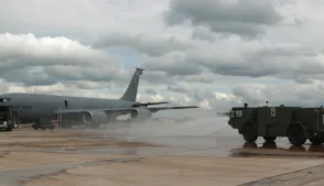 Os Estados Unidos começaram a utilizar bases militares do Reino Unido em operações relacionadas à guerra contra o Irã, segundo anunciou o governo britânico neste sábado (7).