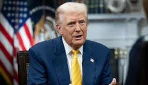 O presidente dos Estados Unidos, Donald Trump, assinou na sexta-feira, 27, uma ordem executiva para garantir o pagamento dos funcionários da Administração de Segurança nos Transportes (TSA), após o fracasso no Congresso de um acordo para encerrar a paralisação do Departamento de Segurança Interna (DHS).