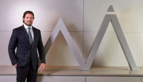 A nova prisão de Daniel Vorcaro, dono do Banco Master, pela Polícia Federal, em mais uma fase da Operação Compliance Zero, ampliou as suspeitas sobre a instituição e colocou sob pressão a atuação do Banco Central na supervisão do sistema financeiro. Para o advogado criminalista Teodoro Balducci Oliveira, mestre em ciências criminais pela PUC-RS, o caso expõe falhas graves de controle e pode trazer lições importantes para evitar a repetição de condutas semelhantes.