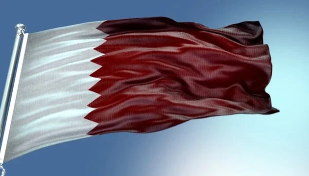 O Qatar abateu dois bombardeiros iranianos e suspendeu a produção de gás natural liquefeito (GNL) nesta segunda-feira (2), enquanto Teerã ampliou seus ataques para atingir instalações de petróleo na Arábia Saudita e nos Emirados Árabes Unidos.