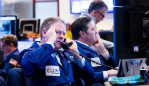 Ativos globais, de ações a títulos públicos, registraram forte queda nesta terça-feira (3), em meio à intensificação do conflito entre Estados Unidos e Irã, que entrou em seu quarto dia com novos ataques de mísseis e drones na região.