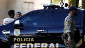 O diretor-geral da Polícia Federal (PF), Andrei Rodrigues, afirmou que a corporação já iniciou o inquérito sobre ilegalidades no setor de combustíveis, com foco em possíveis práticas como manipulação artificial de preços, formação de cartel e crimes contra a ordem econômica e a economia popular.