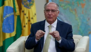 O vice-presidente da República e ministro do Desenvolvimento, Indústria, Comércio e Serviços, Geraldo Alckmin, afirmou nesta quinta-feira (12) que o governo trabalha para evitar desabastecimento de combustível e aumento de preços no Brasil em meio à alta mundial do petróleo.