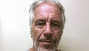 Uma vítima de Jeffrey Epstein entrou com uma ação coletiva contra o governo Trump e o Google, acusando ambos de divulgação indevida de informações pessoais de sobreviventes, o que teria resultado em assédio e riscos à segurança.