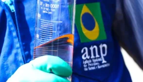 A diretoria da Agência Nacional do Petróleo, Gás Natural e Biocombustíveis (ANP) aprovou nesta sexta-feira (27) a atualização do edital da Oferta Permanente de Partilha de Produção (OPP), com a inclusão de mais 15 blocos aos oito já autorizados anteriormente, ampliando o portfólio de áreas disponíveis no pré-sal.