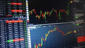 As bolsas de Nova York encerraram o pregão desta terça-feira (24) em queda, refletindo as dificuldades para conter o conflito no Oriente Médio, que também passa a pressionar o cenário político do presidente dos EUA, Donald Trump, às vésperas das eleições de meio de mandato.