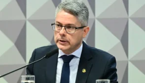 O senador Alessandro Vieira (MDB-SE) afirmou que alcançou, nesta segunda-feira (9), o número mínimo de apoios para apresentar um pedido de Comissão Parlamentar de Inquérito (CPI) no Senado destinada a investigar as condutas dos ministros do Supremo Tribunal Federal (STF) Alexandre de Moraes e Dias Toffoli no escândalo envolvendo o Banco Master.