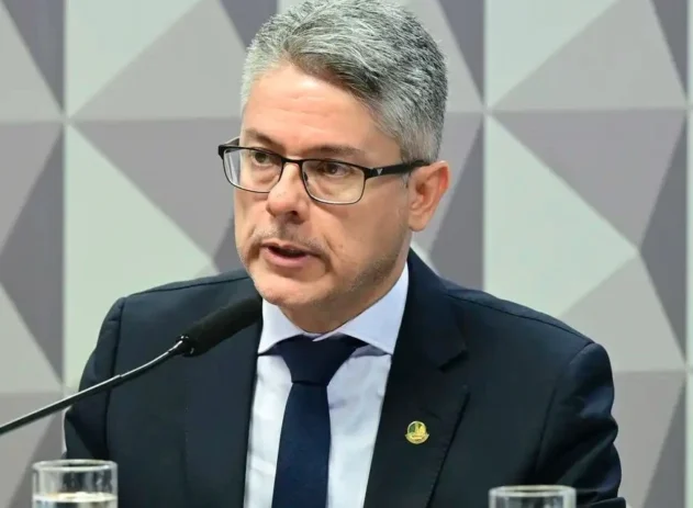 O senador Alessandro Vieira (MDB-SE) afirmou que alcançou, nesta segunda-feira (9), o número mínimo de apoios para apresentar um pedido de Comissão Parlamentar de Inquérito (CPI) no Senado destinada a investigar as condutas dos ministros do Supremo Tribunal Federal (STF) Alexandre de Moraes e Dias Toffoli no escândalo envolvendo o Banco Master.