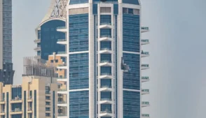 Os países do Golfo relataram mais danos à infraestrutura durante o fim de semana, enquanto o Irã continua atacando aliados regionais em retaliação aos ataques em curso das forças americanas e israelenses.