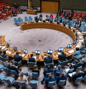 Os países do Golfo intensificaram a pressão na ONU por medidas que assegurem a livre navegação no Estreito de Ormuz, em meio à escalada das tensões na região.