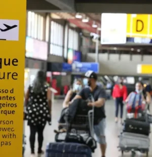 Quem já tem viagem planejada deve evitar deixar a compra de passagens para a última hora diante da possibilidade de aumento de preços nas próximas semanas. A recomendação é do empresário e especialista em aviação José Antônio Brazileiro, que aponta um cenário de pressão sobre as tarifas.