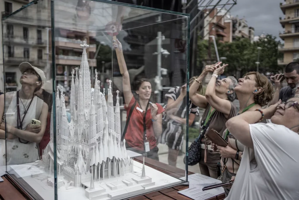 Em torno da Sagrada Família, Barcelona enfrenta os efeitos econômicos do turismo de massa