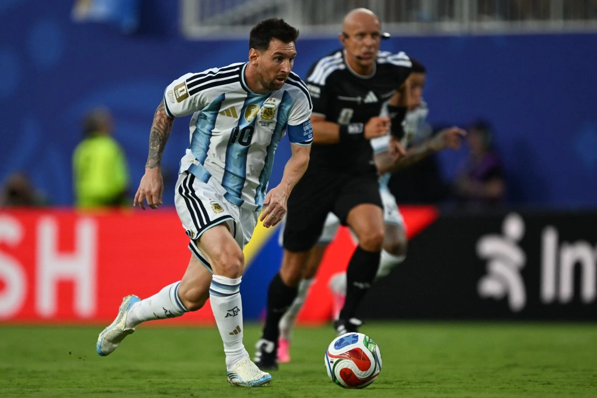 Messi foge da onda rosa da Copa com chuteira especial; veja quanto custa o modelo