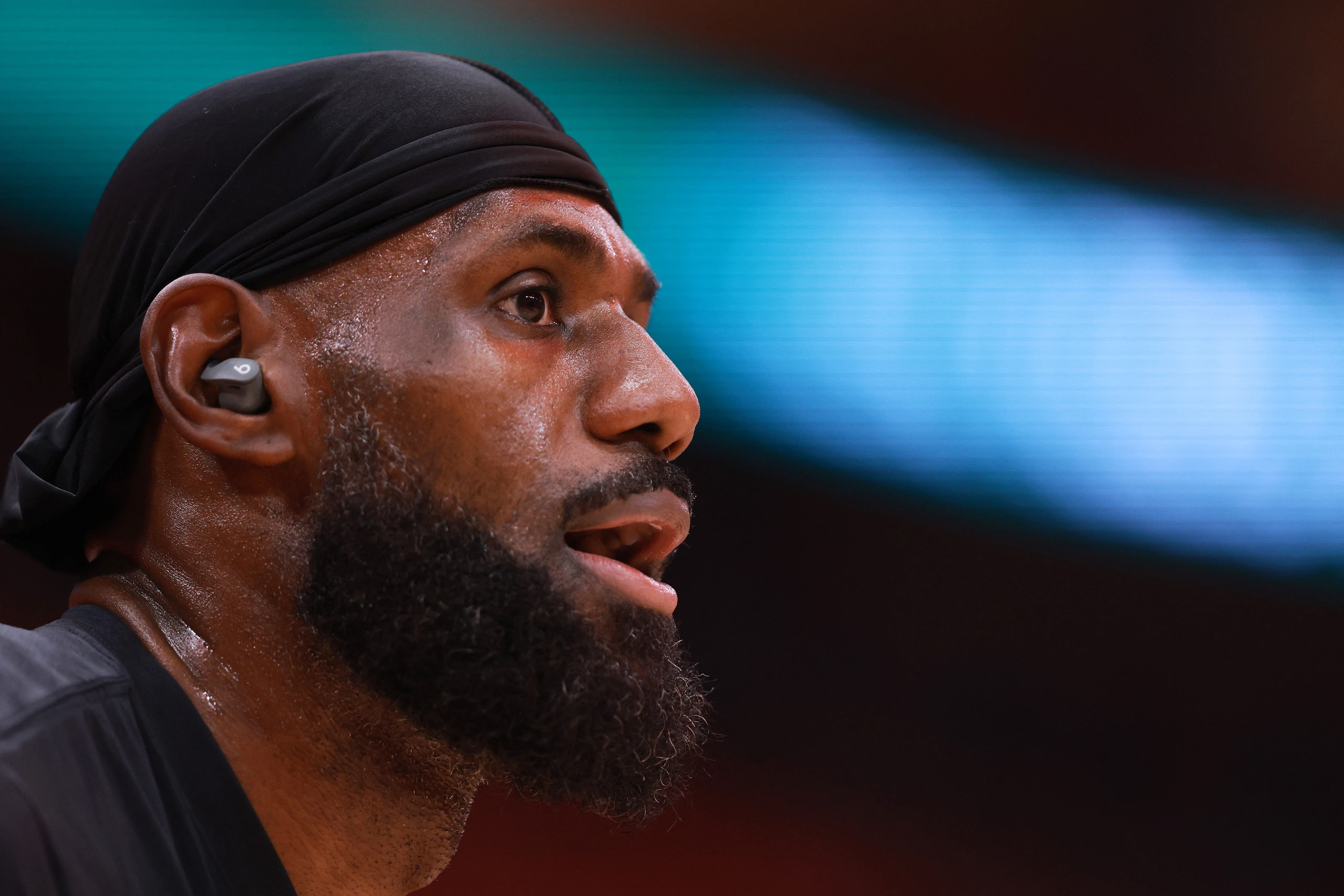 LeBron James assina contrato milionário com Philadelphia 76ers 
