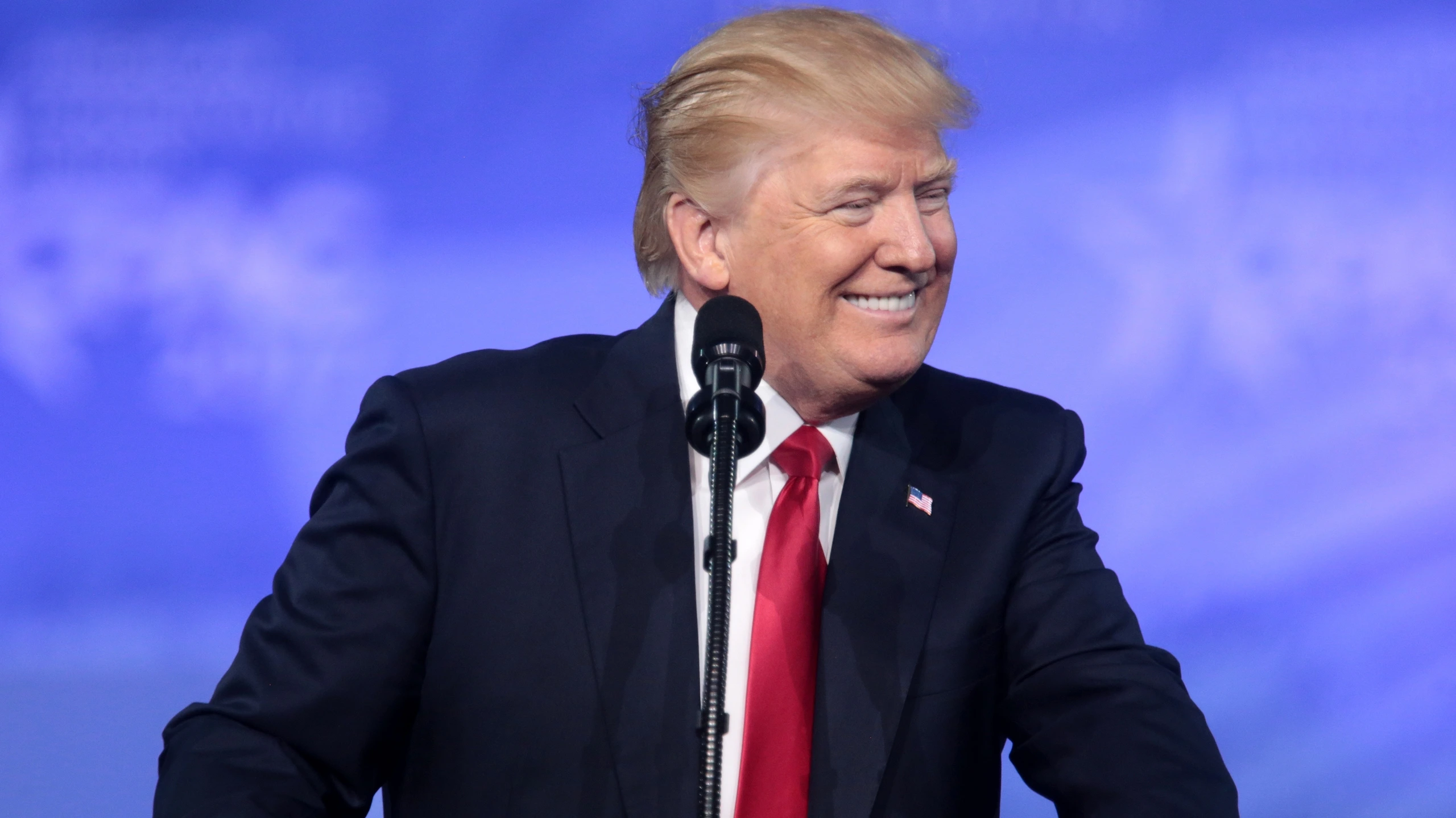 Após relatório sobre fortuna, Trump nega lucrar com a Presidência