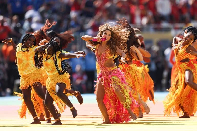 Quanto pode ter custado o show da final da Copa? Veja quanto receberam Shakira, BTS e Burna Boy