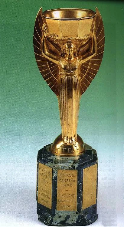 De roubos à valorização: a curiosa história da taça da Copa do Mundo