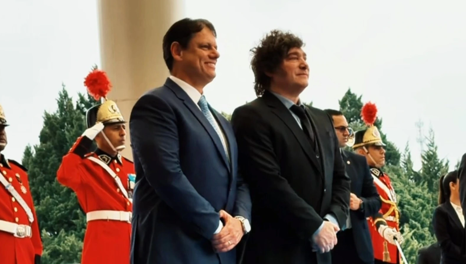 Tarcísio homenageia Milei com maior condecoração de SP durante encontro no Palácio dos Bandeirantes