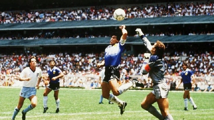 Bola da “Mão de Deus”, de Maradona, é arrematada por US$ 3,3 milhões em leilão