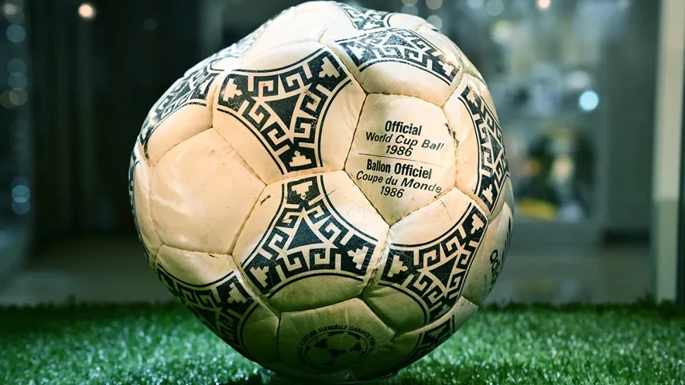 Bola da “Mão de Deus”, de Maradona, é arrematada por US$ 3,3 milhões em leilão