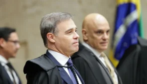 Alexandre de Moraes e André Mendonça em sessão do STF