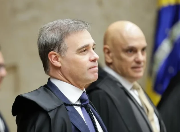 Alexandre de Moraes e André Mendonça em sessão do STF