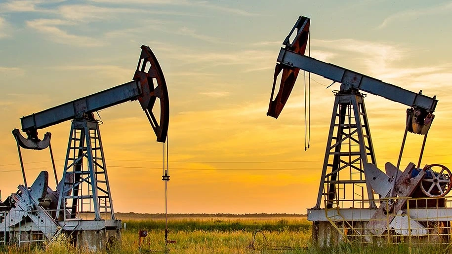 Petróleo recua após reunião entre EUA e houthis e fecha abaixo de US$ 106