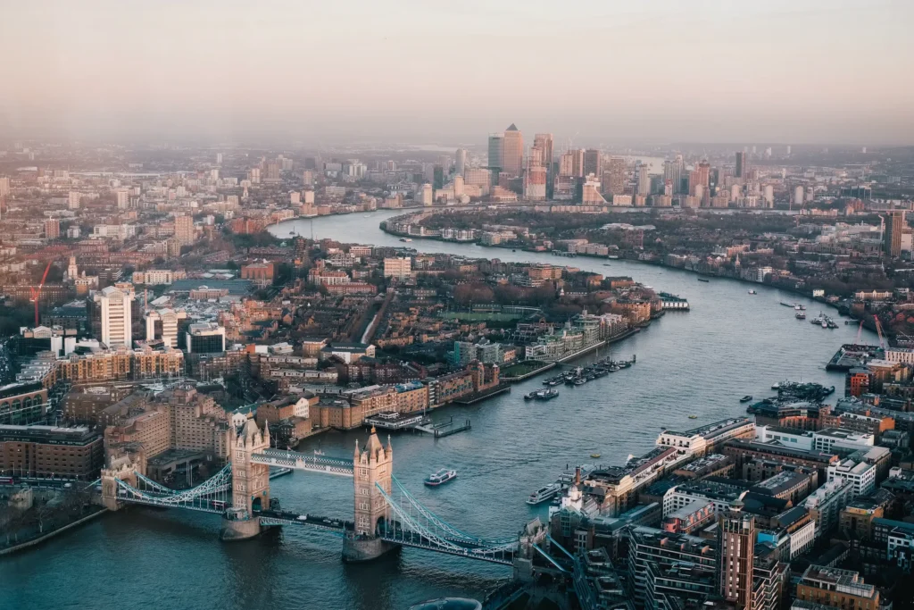 Preços de imóveis no Reino Unido caem pela primeira vez desde 2023; Londres lidera queda