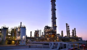 Instalações da refinaria SAMREF, em Yanbu, na Arábia Saudita.