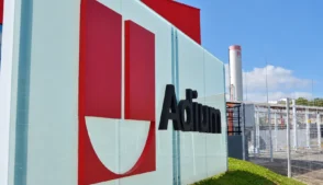 Identidade visual da farmacêutica Adium em instalação da empresa.