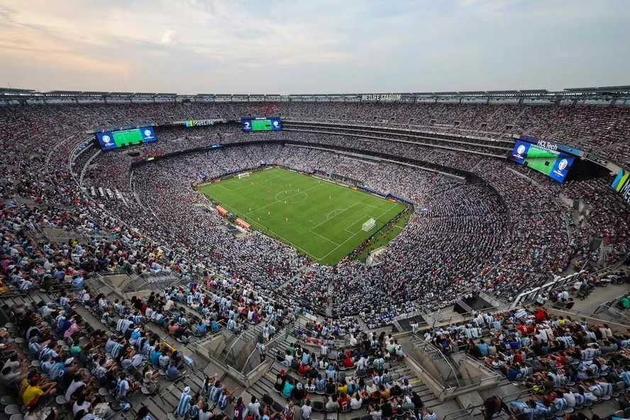 Direitos de transmissão esportiva chegam a US$ 65,8 bilhões; veja quem domina o mercado