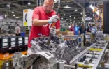 : Funcionário da General Motors trabalha na montagem de motor em fábrica nos Estados Unidos