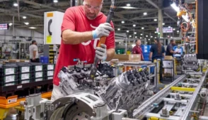 : Funcionário da General Motors trabalha na montagem de motor em fábrica nos Estados Unidos