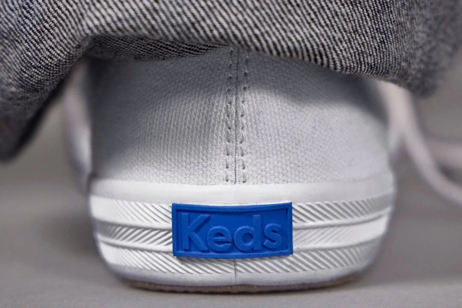 Keds volta ao Brasil e aposta em legado de 110 anos para ganhar espaço no mercado de calçados