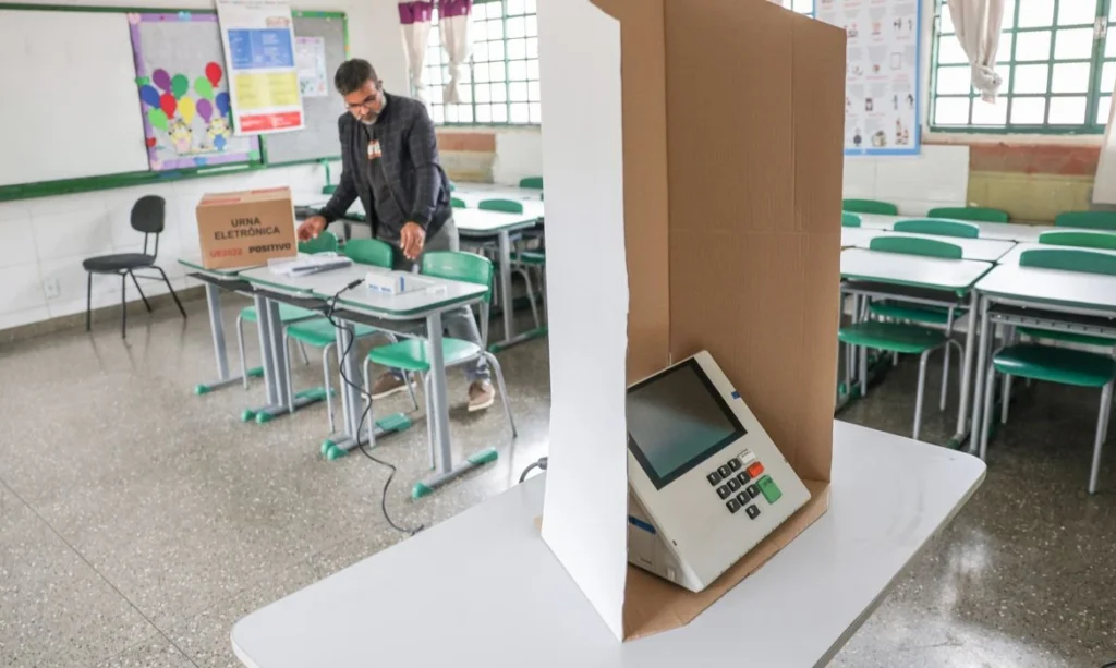 DECISÃO 2026: qual é o horário de votação neste domingo (25)?