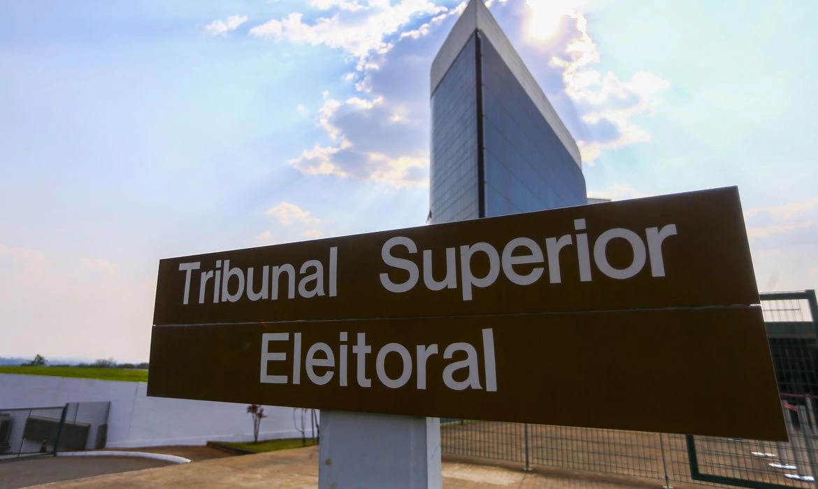 TSE barra jornal de petroleiros após pedido de Flávio Bolsonaro