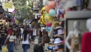Pedestres circulam entre lojas e barracas de comércio popular no Saara, no centro do Rio de Janeiro.