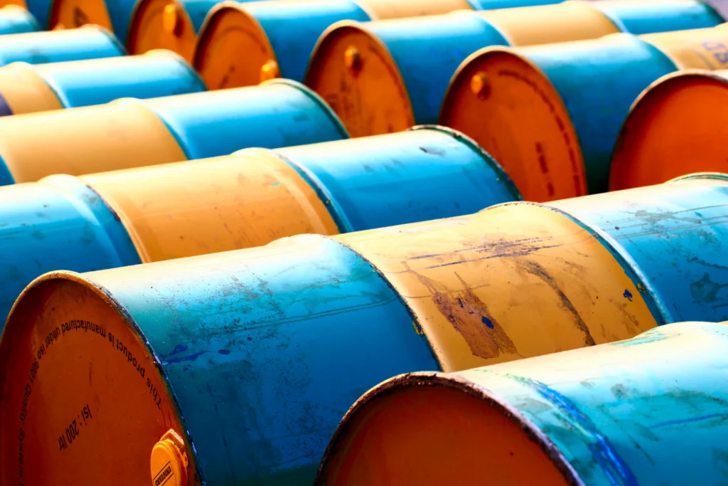 AIE acelera liberação de 100 milhões de barris de petróleo