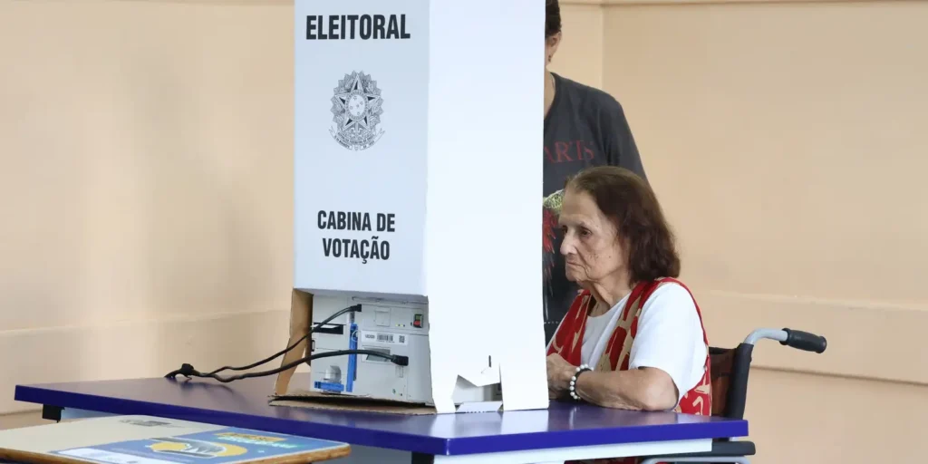 DECISÃO 2026: eleitor com deficiência pode entrar na cabine acompanhado?