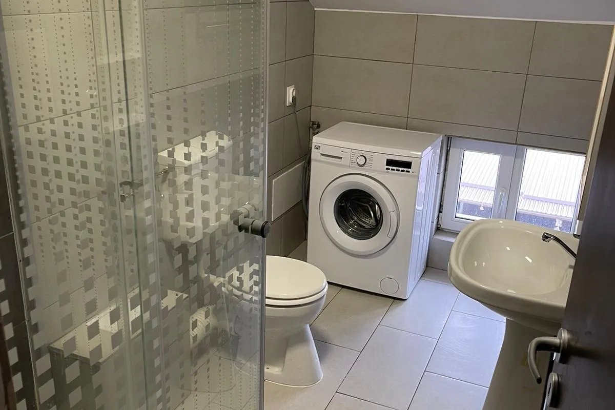 Apartament modern cu 2 dormitoare, baie, living cu bucatarie, hol, parcare, mobilat, usa metalica, masina de spalat, frigider, geamuri PVC