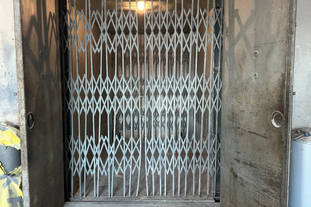 Hala de 400 mp situata la etajul 2 al unui imobil prevazuta cu lift industrial.