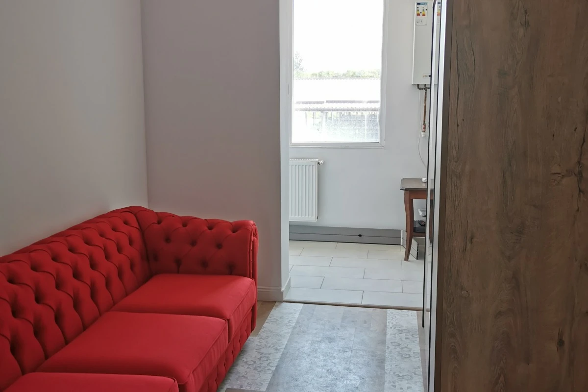 Apartament cu dormitor, baie, living cu bucatarie, hol, parcare, masina de spalat, aragaz, frigider