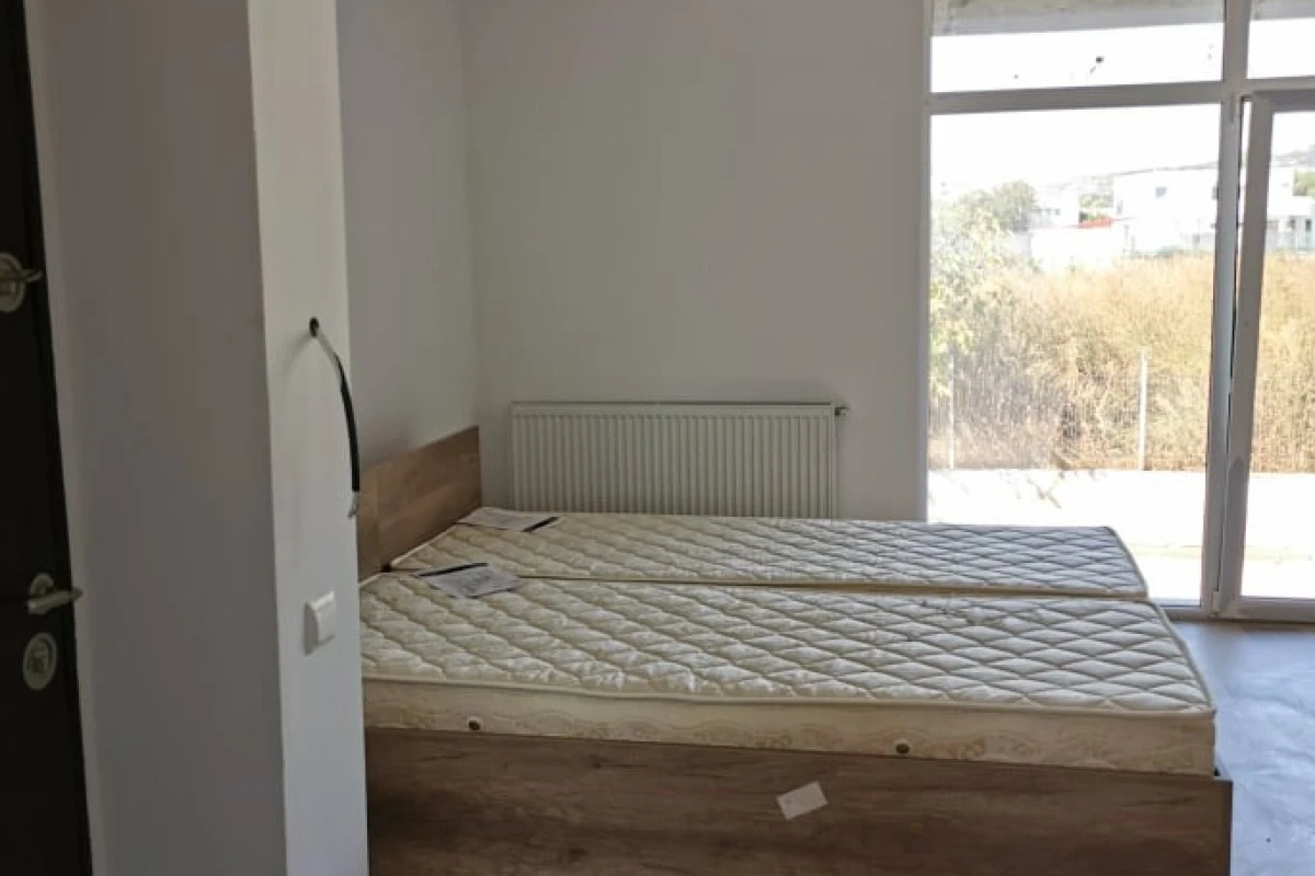 Apartament cu dormitor, baie, living cu bucatarie, hol, parcare, masina de spalat, aragaz, frigider
