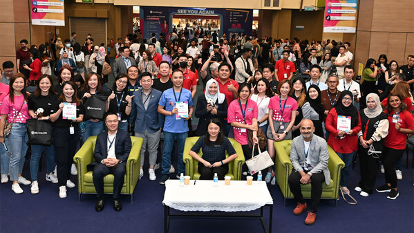 งานมาเลเซีย แคเรียร์ แอนด์ เทรนนิ่ง แฟร์ เปิดตัวโดย YB Hannah Yeoh รัฐมนตรีว่าการกระทรวงเยาวชนและกีฬา Datuk William Ng กรรมการผู้จัดการ AIC Exhibitions และ Vic Sithasanan กรรมการผู้จัดการ JobStreet Malaysia