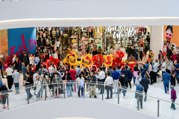 ฝูงชนชมการเชิดสิงโตหน้าร้าน Galeries Lafayette (ภาพ/In City Chongqing)