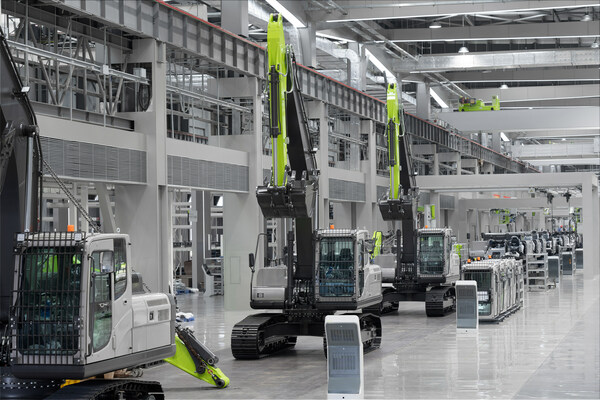 ภาพภายในโรงงานอัจฉริยะของ Zoomlion Smart Industrial City's Earthmoving Machinery Park