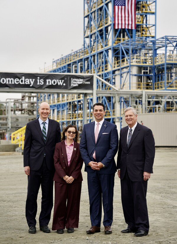 จากซ้าย: U.S. Deputy Secretary of Energy David Turk, LanzaTech CEO and LanzaJet Board Chair Jennifer Holmgren, LanzaJet CEO Jimmy Samartzis, U.S. Secretary of Agriculture Tom Vilsack