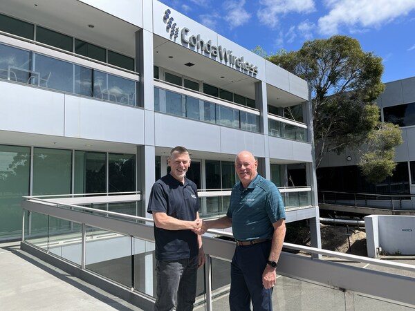 الدكتور بول غراي وتوم رزينيك في مقر كوهدا في أديليد، أستراليا